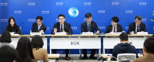 이지은(왼쪽부터) 한은 경기동향팀장, 박영환 정책기획부장, 박종우 부총재보, 최창호 통화정책국장, 박충원 정책협력팀장, 유재현 국제총괄팀장이 13일 열린 '통화신용정책 보고서' 설명회에서 발언하고 있다. [한국은행 제공]